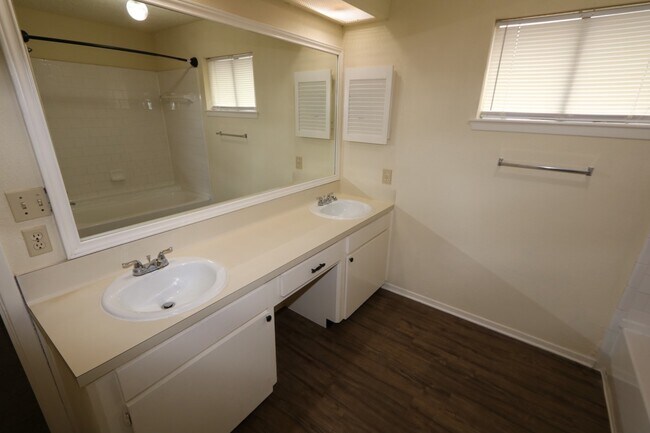 Building Photo - 21134 Park Mt Dr