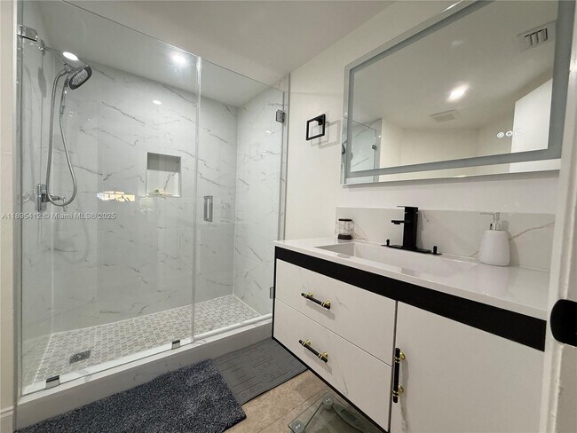 Building Photo - 9725 Fontainebleau Blvd