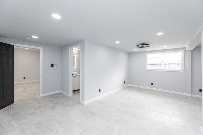 Building Photo - 1109 E Columbia Ln