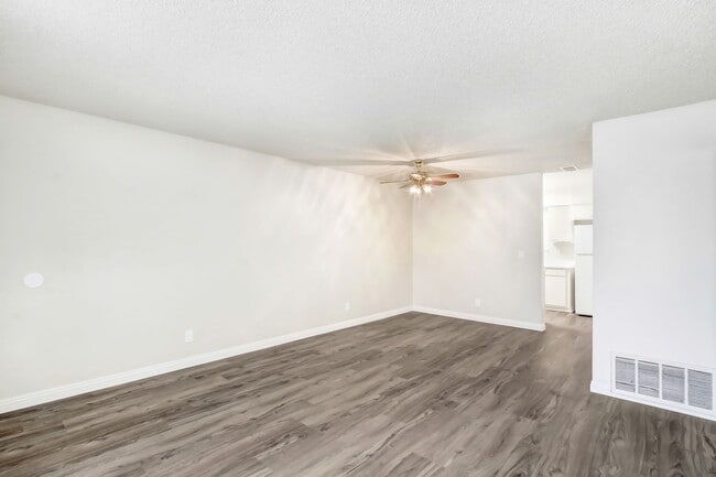 Building Photo - Beautiful 2 bedroom 1 Bath Unit