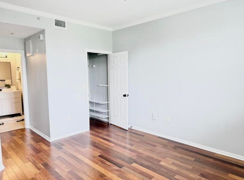 Building Photo - 2080 Greenview Shores Blvd