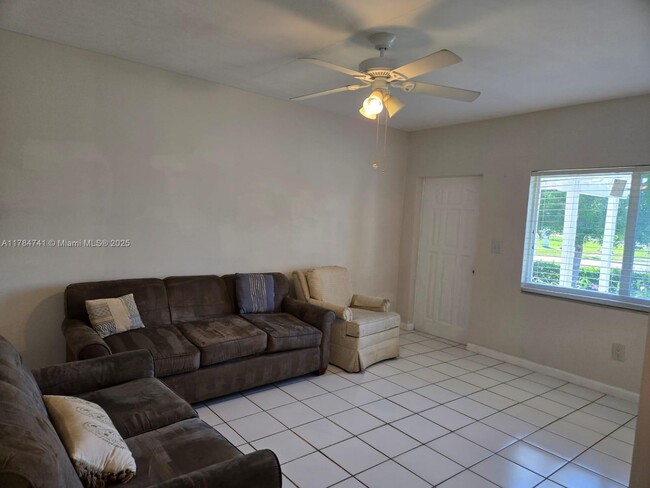 Building Photo - 1152 Bayview Dr