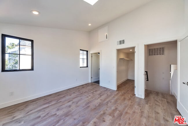 Building Photo - 1022 Masselin Ave