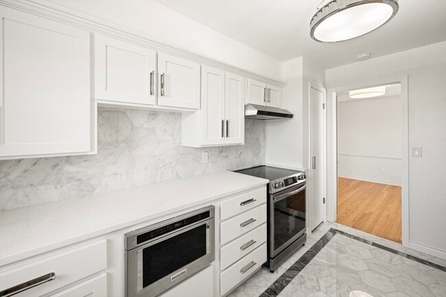 Building Photo - A modern revival of classic architecture, this Nichols Hills residence has been meticulously rebu...