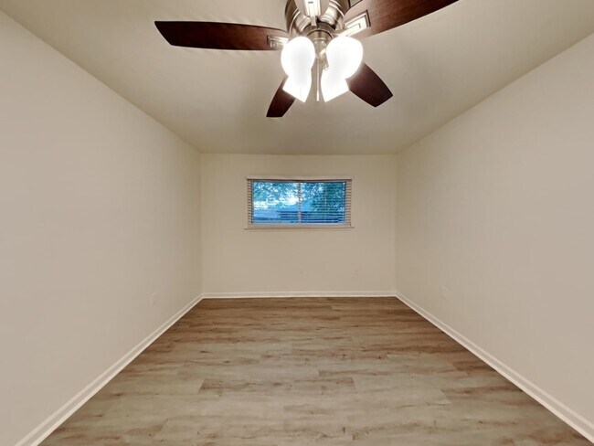 Building Photo - 10527 Mills Walk Dr