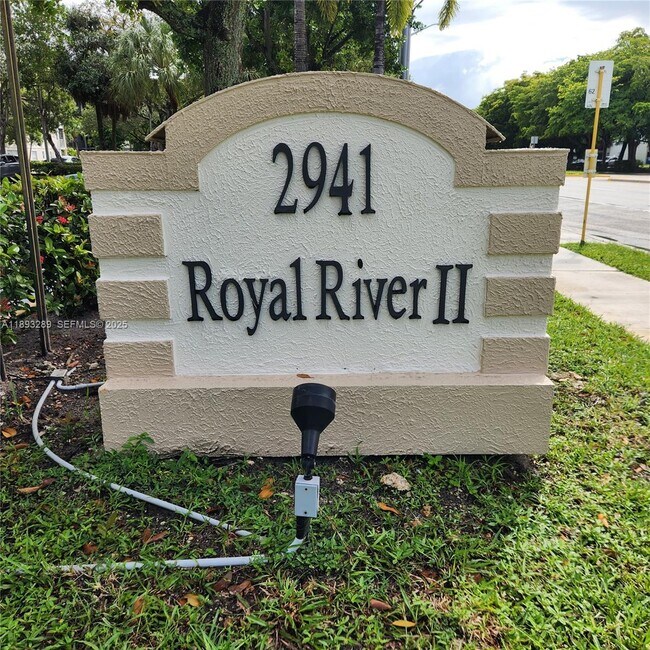 Building Photo - 2941 Riverside Dr