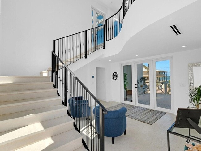 Building Photo - 317 E Seaview Cir