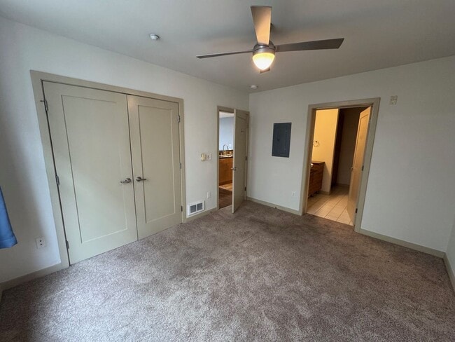Building Photo - Spacious 2 bed 2 bath, 1000+ sq ft. condo on Market St in Ballard