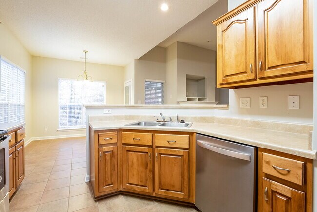 Building Photo - 735 Classic Dr S