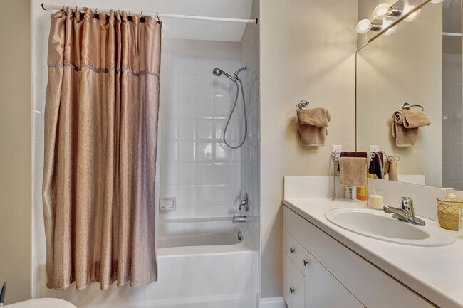 Building Photo - 616 Clearwater Park Rd