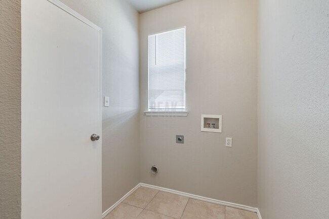 Building Photo - 4 Bedroom/2 Bathroom HOME FOR LEASE! Just ...