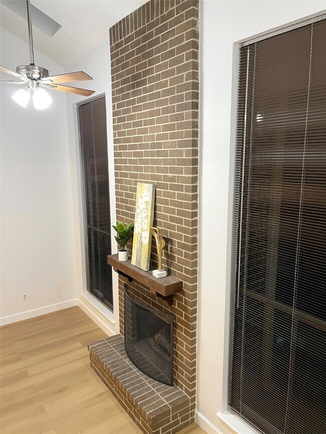 Building Photo - 13716 Hollowgreen Dr