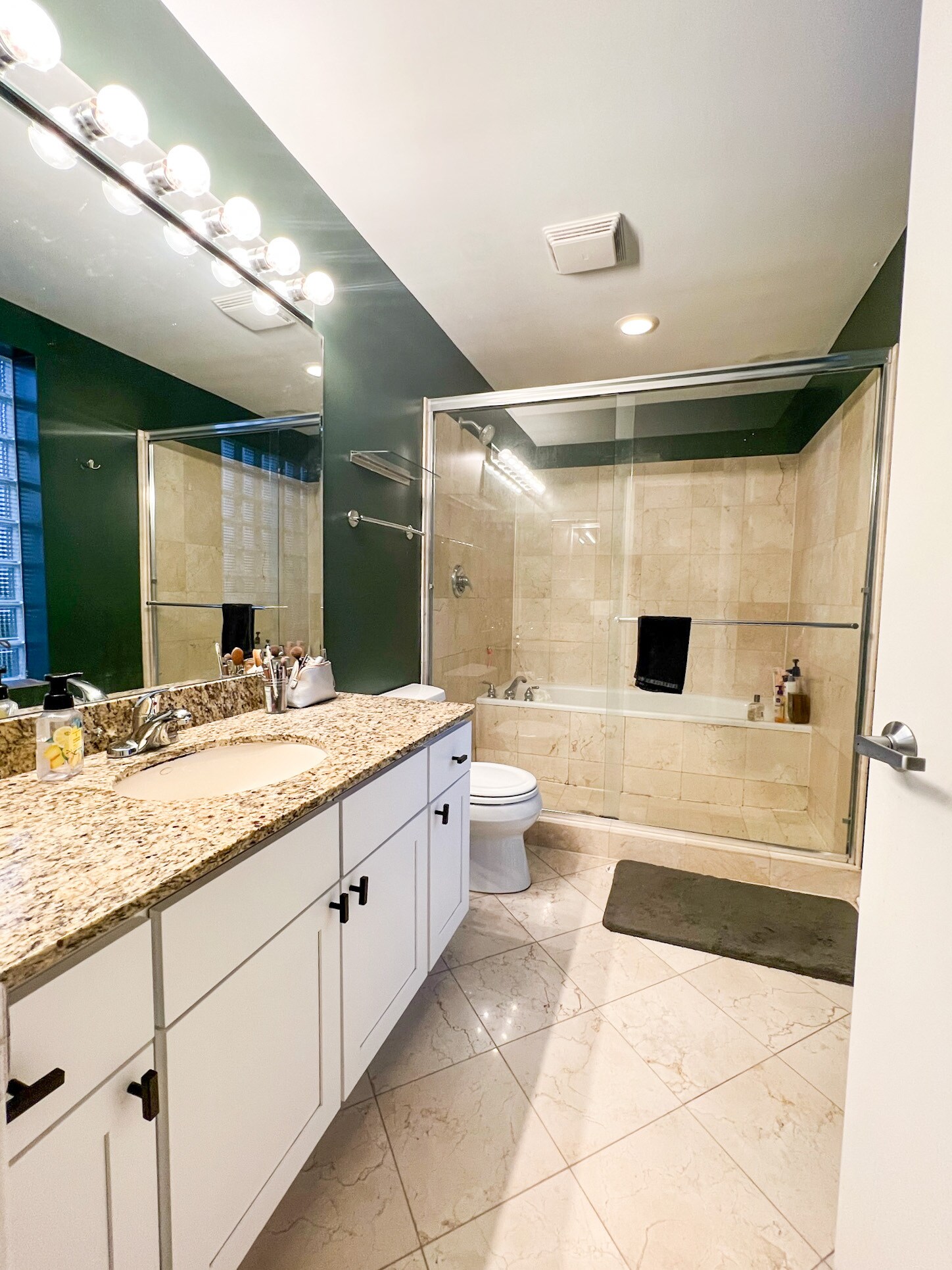 Building Photo - 912 W Chicago Ave