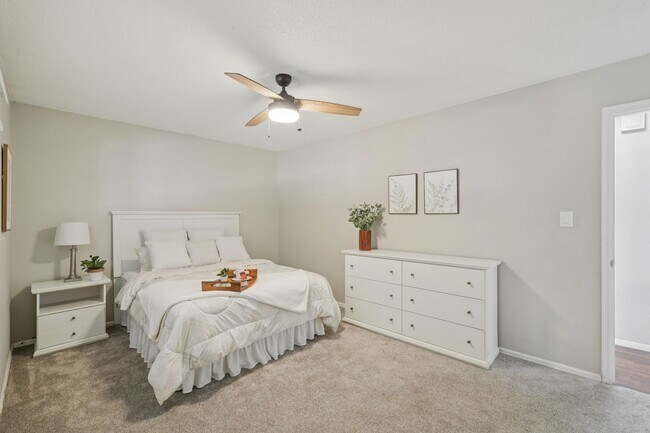 Building Photo - 4 Bed Beauty on West Side!