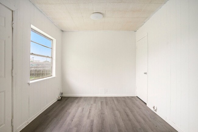 Building Photo - 2-Bedroom Half-Duplex