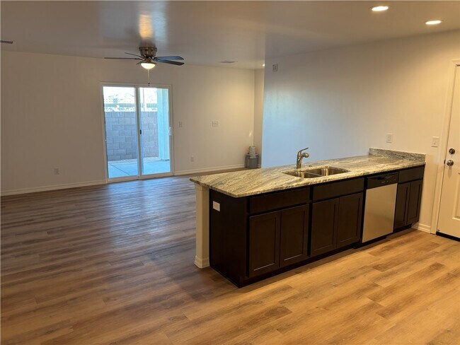 Building Photo - 915 E Berk Ave