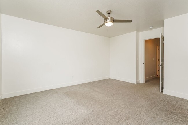 Building Photo - Beautiful 3 Bed, 2.5 Town Home! Available Now! See Our 3D Tour of This Property!