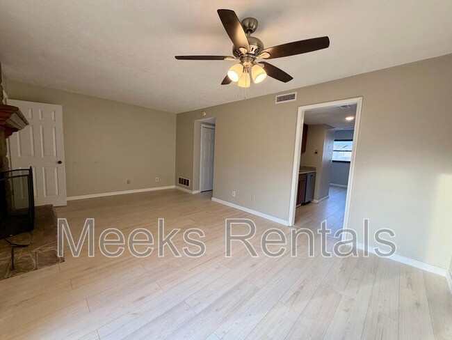Building Photo - 205 Fairway Gardens Dr