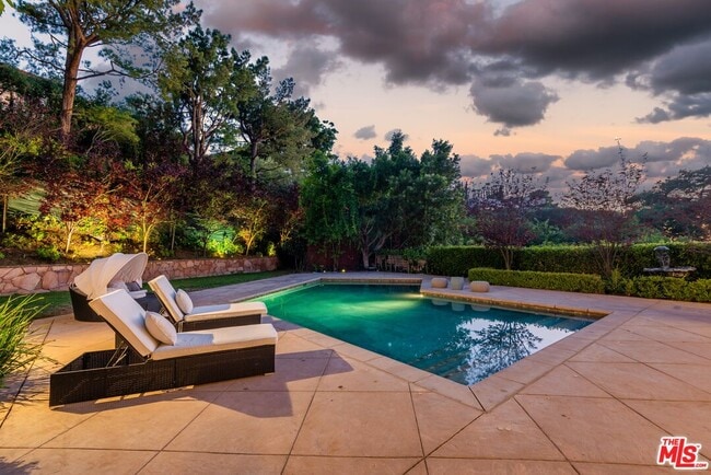 Building Photo - 1915 Loma Vista Dr