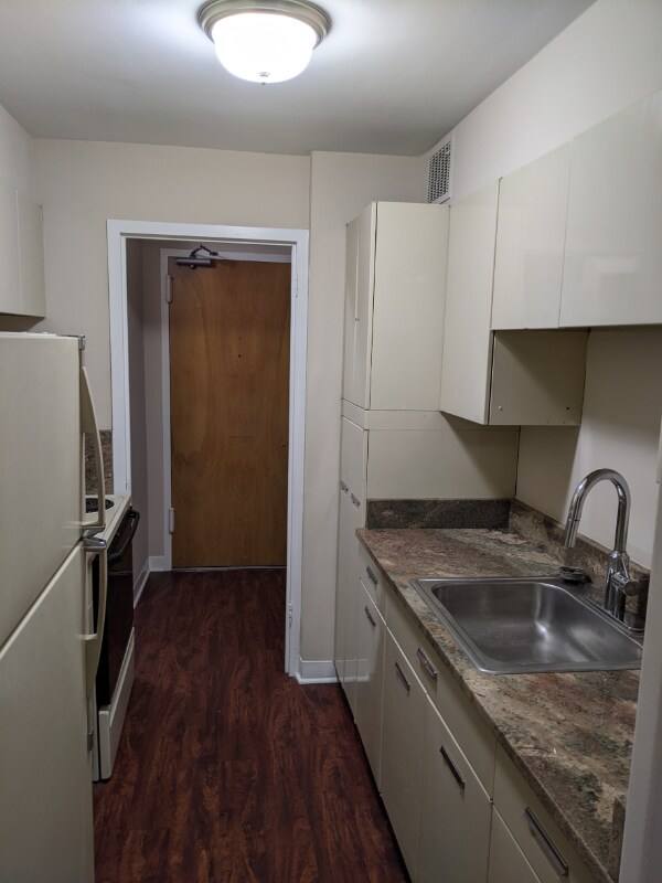 Building Photo - 11850 Edgewater Dr