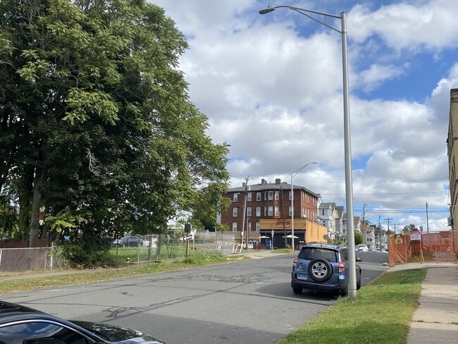 Building Photo - 369 Park St