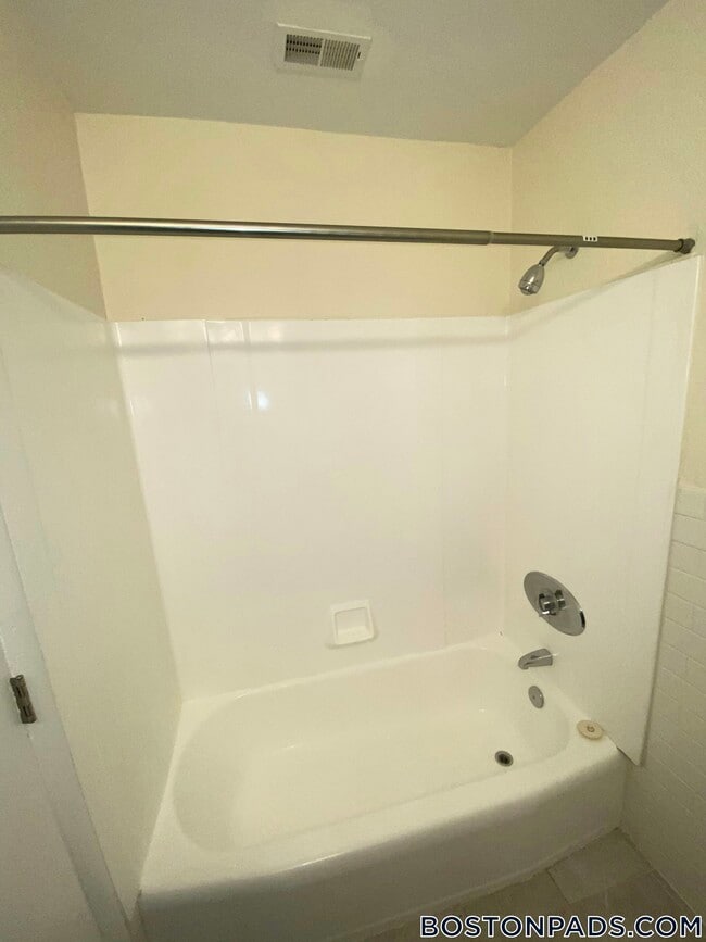 Building Photo - 12 Westgate Dr