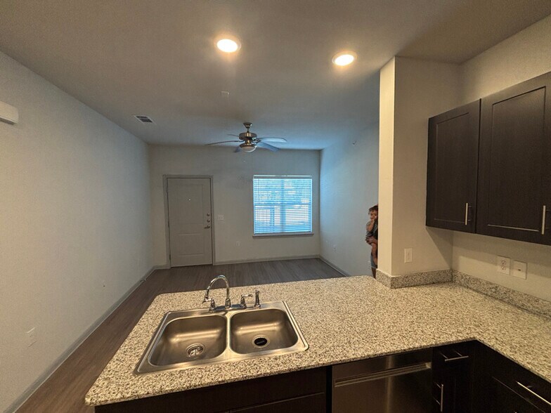 Building Photo - 950 FM2001