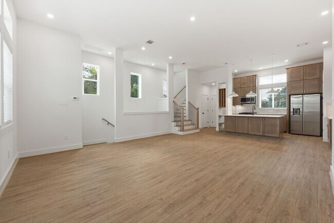 Building Photo - 2121 Hoskins Dr