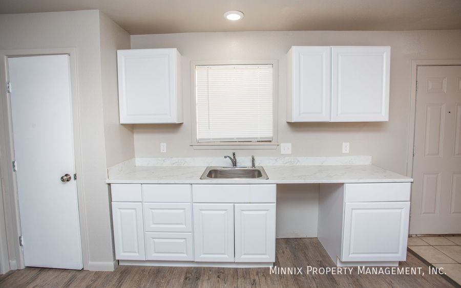 Building Photo - 924 Adrian St