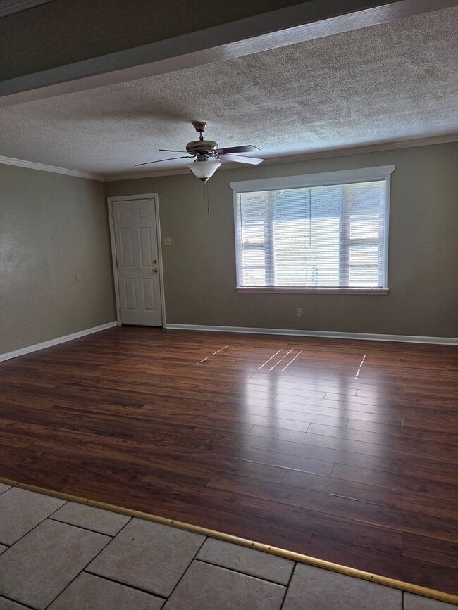 Building Photo - Lovely 3 Bedroom Home with Large Fenced in...