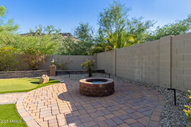 Building Photo - 5811 W Bonanza Ln