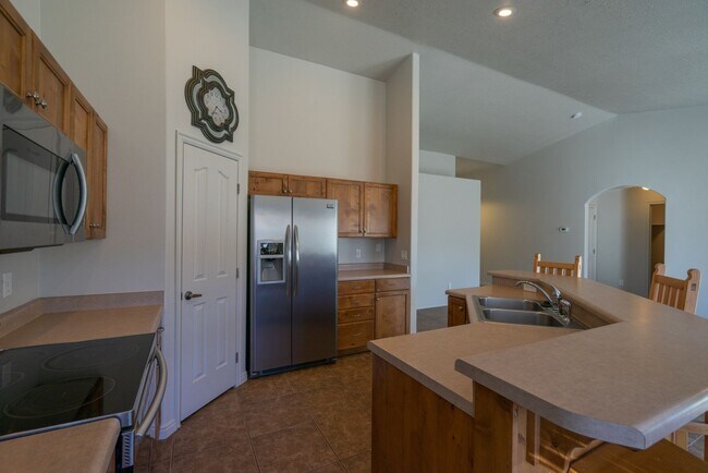 Building Photo - Beautiful 3 Bedroom Home Near Snow Canyon Parkway