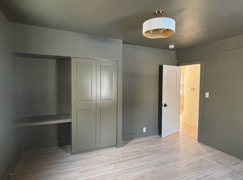 Family Room - 1028 E Meadow Pl