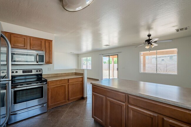 Building Photo - 4 Bedroom home for rent