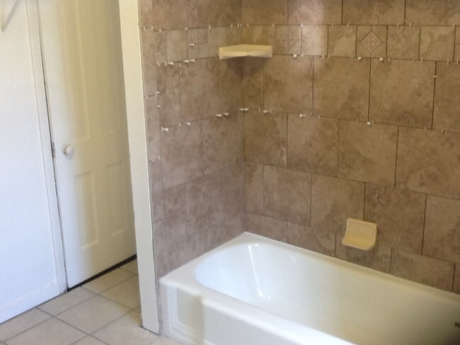 Building Photo - Charming 1 Bedroom, 1 Bath Apartment – Wal...