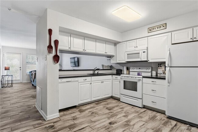 Building Photo - 2900 Ashley Dr