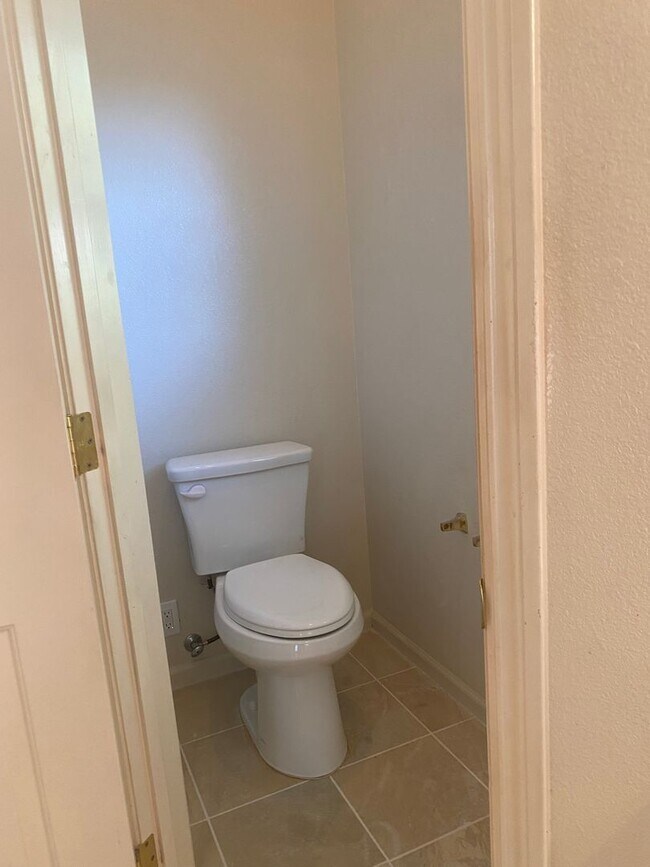 Building Photo - Beautiful Lakefront Home in the Vineyard! ...