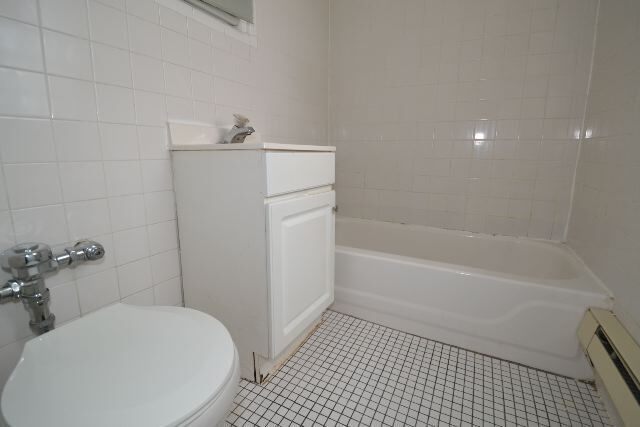 Building Photo - 533 W Roscoe St