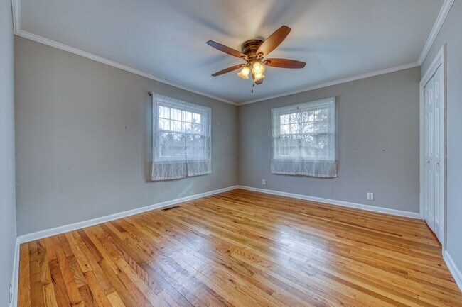 Building Photo - Oak Ridge 37830 - 3 bedroom 1 bath home - Contact Xavier Garcia 865-333-0726