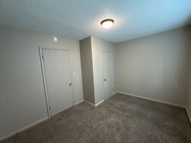 Building Photo - 2 Bedroom 1 Bath Beautiful Inside! $895