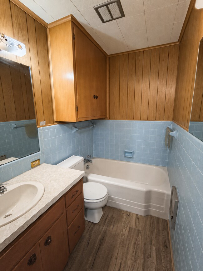 Building Photo - HUGE, 4 bedroom 3 bath home plus bonus room! NEW FLOORS, Available NOW!