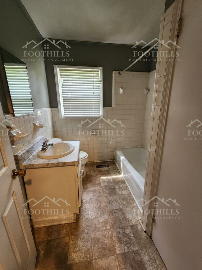 Building Photo - Move-In Ready 3BR Home with New Carpet, Ga...