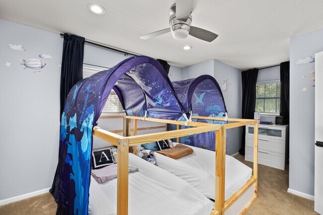 Building Photo - 827 Thicket Ln