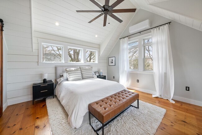 Building Photo - 71 King St