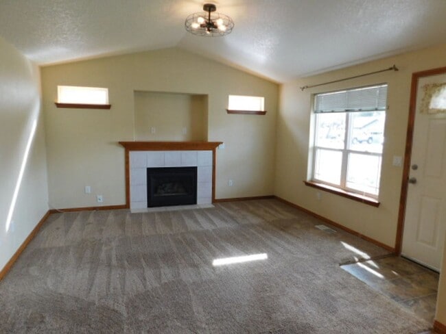 Building Photo - 2Bd/1.5Ba Single Story House - Available to View!