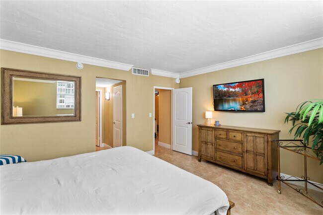 Building Photo - 4250 Galt Ocean Dr