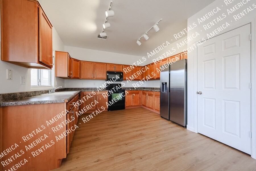 Building Photo - 1295 E Leaf Rd