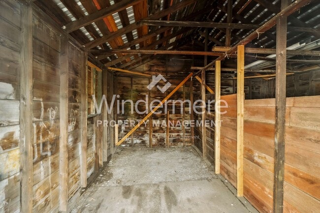 Building Photo - 731 W Knox Ave