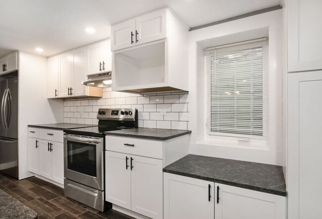 Building Photo - 1801 Elaine Dr