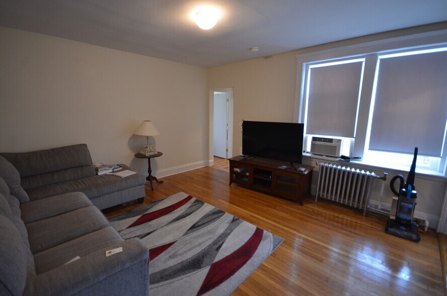 Building Photo - 131 Park Dr